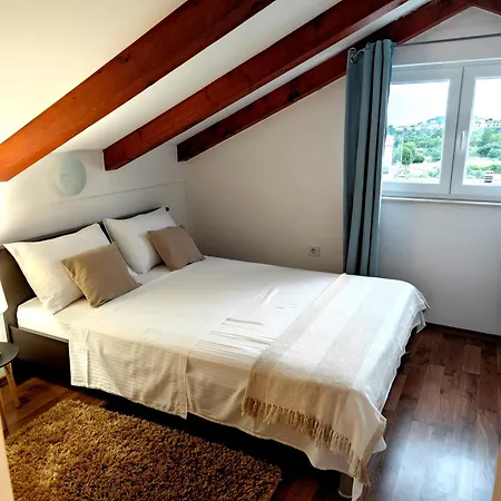 Apartment Arta *